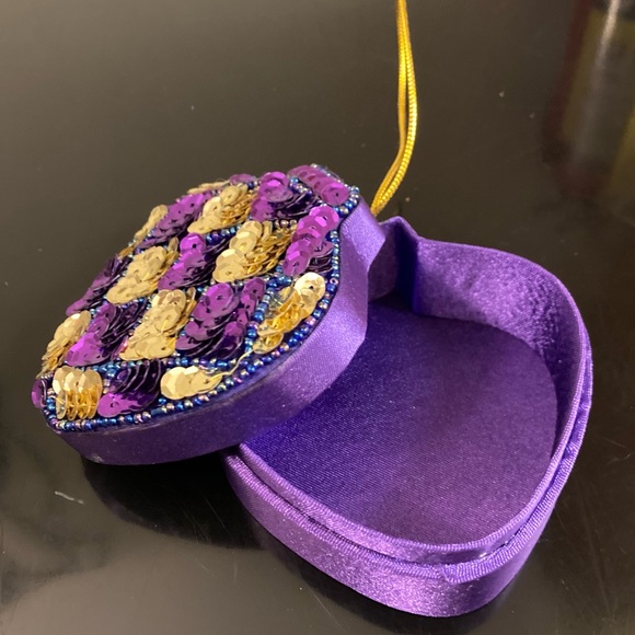 Sparkly Purple Heart Shaped Satin Trinket Box Ornament Size 3.5 x 3.5 x 2 - Picture 4 of 6